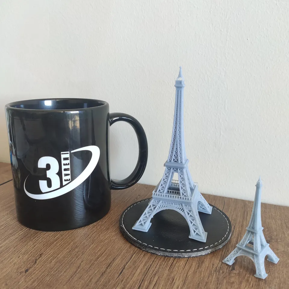 Farklı boyutlardaki Eyfel Kulesi maketleri ve 3D Evreni kupası
