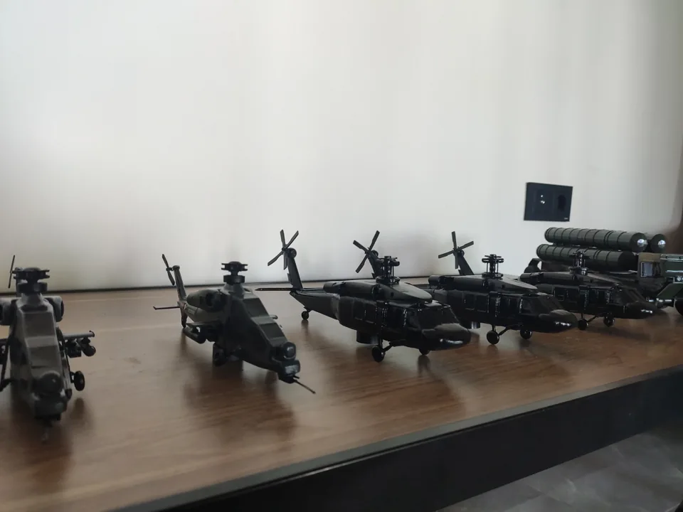 Birlikte sergilenen, boyanmış helikopter maketleri