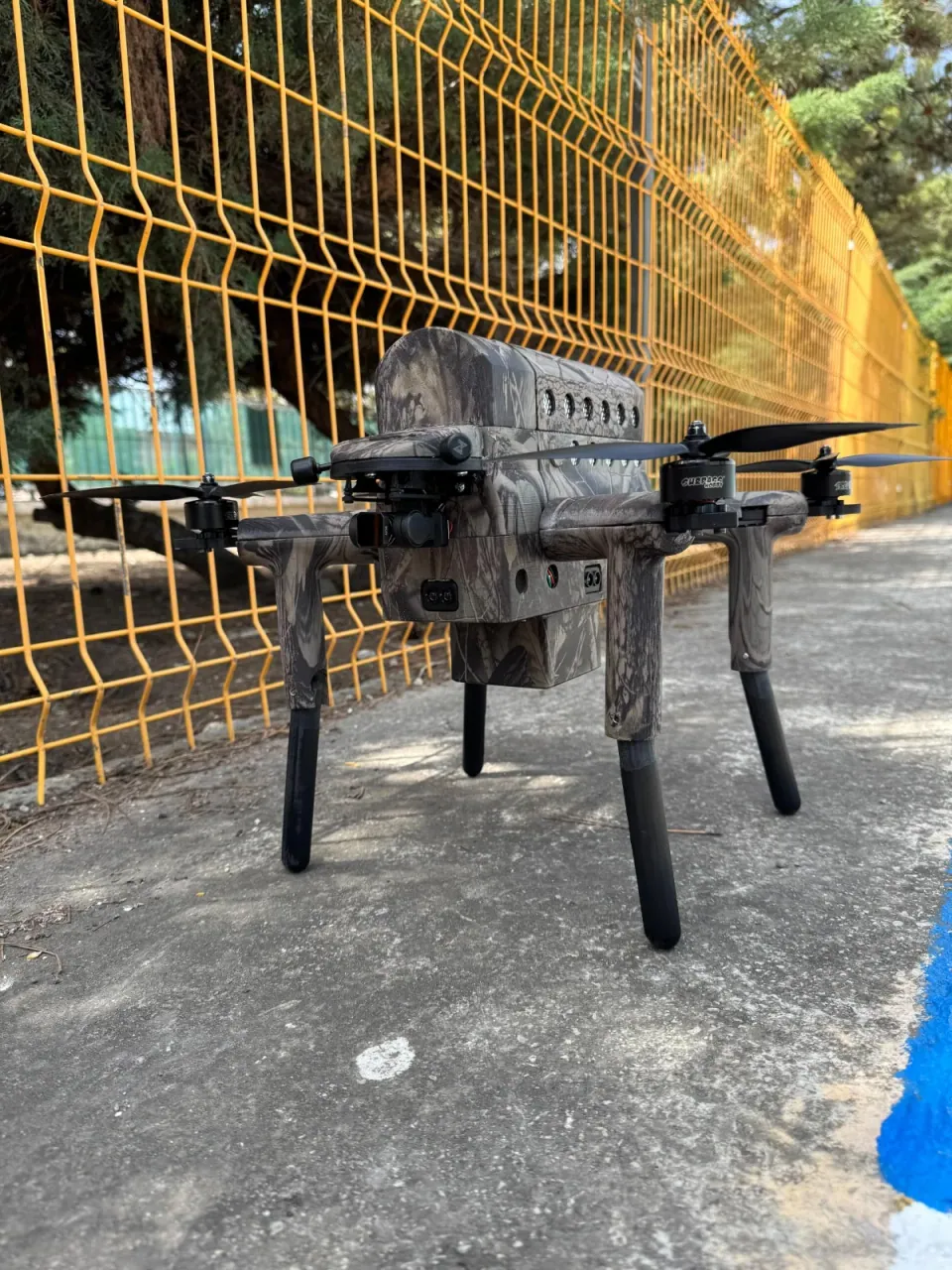 Kamuflaj kaplamalı drone gövdesinin yandan görünümü