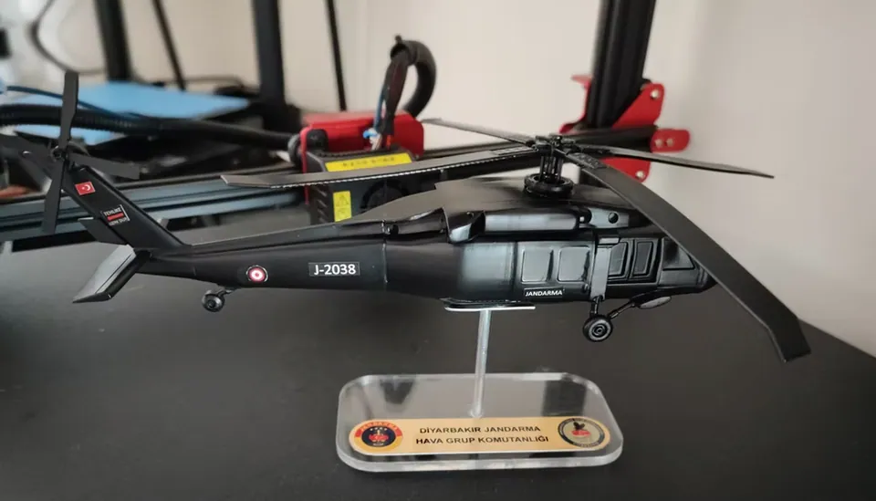 Stand üzerinde sergilenen helikopter maketi